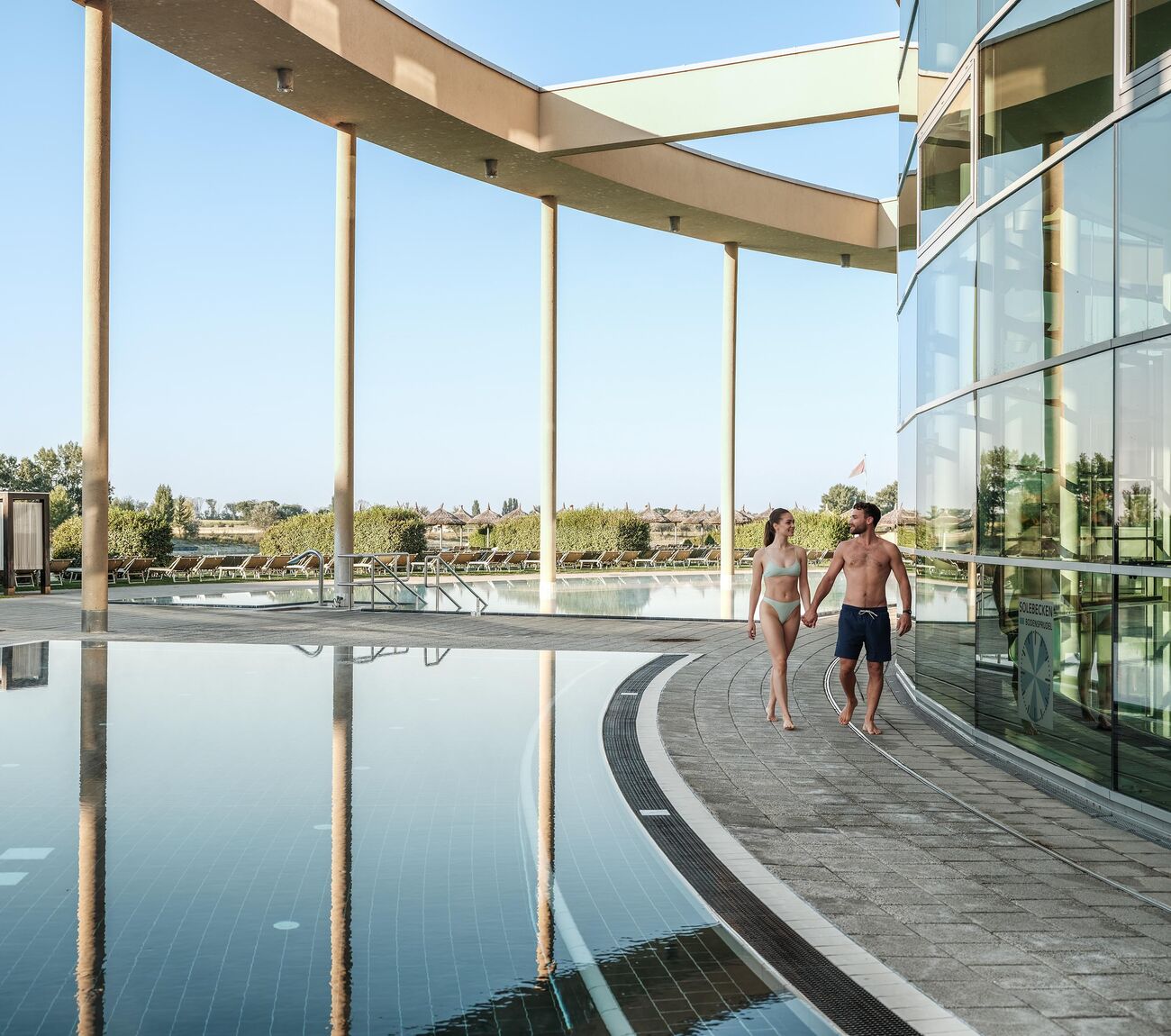 Pärchen geht außen beim Solebecken der St. Martins Therme und Lodge vorbei