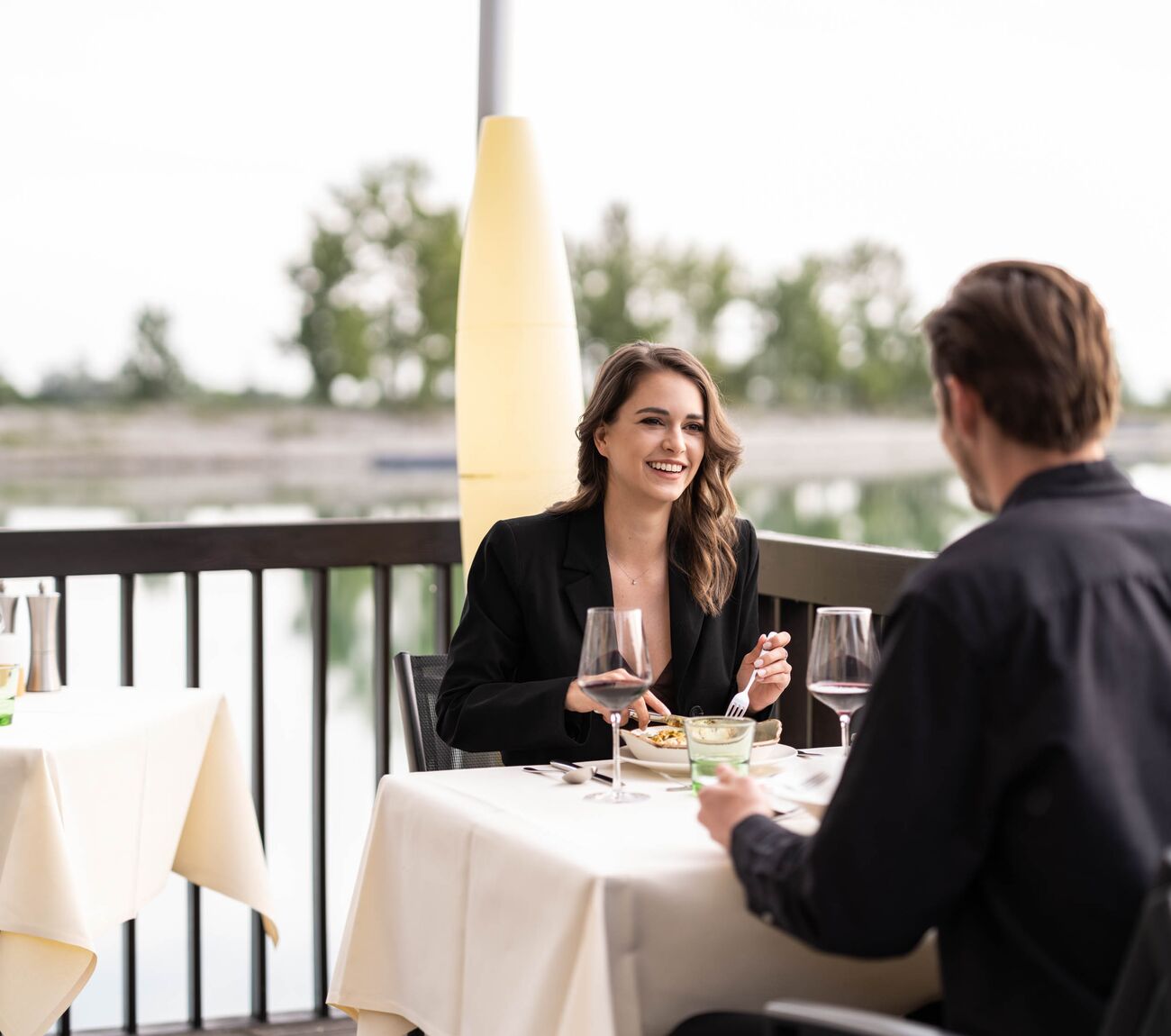 Pärchen genießt Abendessen auf der Terrasse des St. Martins Lodge Restaurants