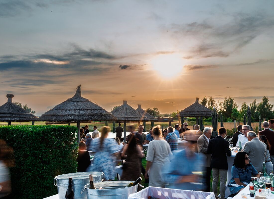 Abendliche Party im Freien auf Summer Island mit vielen Besucher*innen.