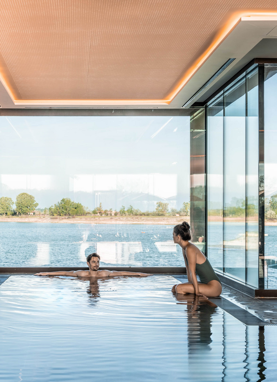 Pärchen entspannen im St. Martins Lodge See Spa Becken