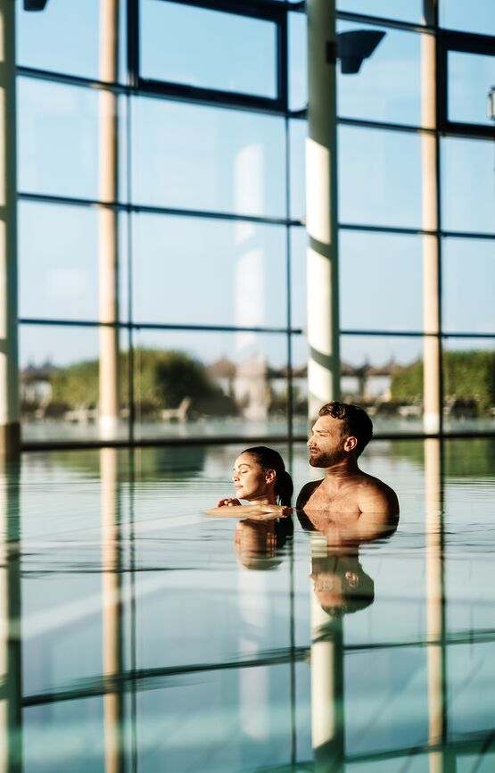 St. Martins Pár v krytom bazéne v hoteli Therme