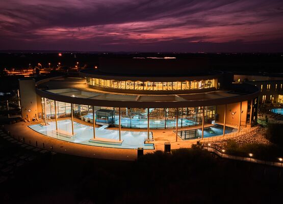 St. Martins Therme von Außen bei Nacht