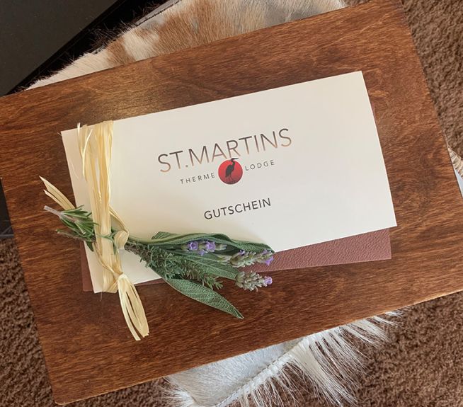 St. Martins Gutschein mit Lavendelsträußchen und Bastband.