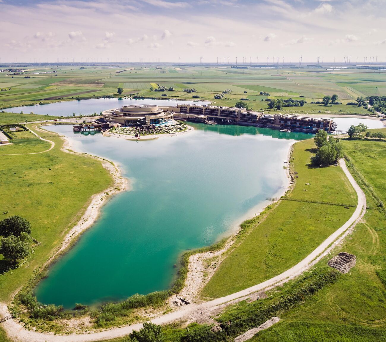 St. Martins Therme und Lodge Luftaufnahme von weiter entfernt mit See