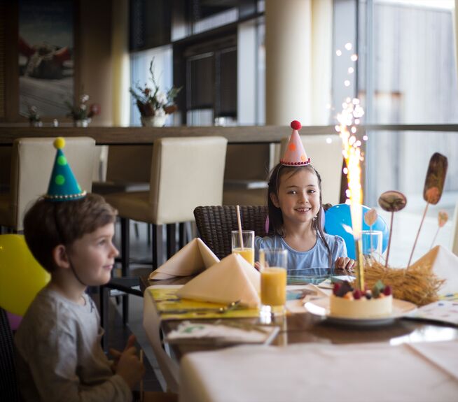 Kind feiert Geburtstag in der St. Martins Therme und Lodge