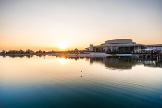 St. Martins Therme und Badestrand mit Badesee bei Sonnenaufgang Außenaufnahme