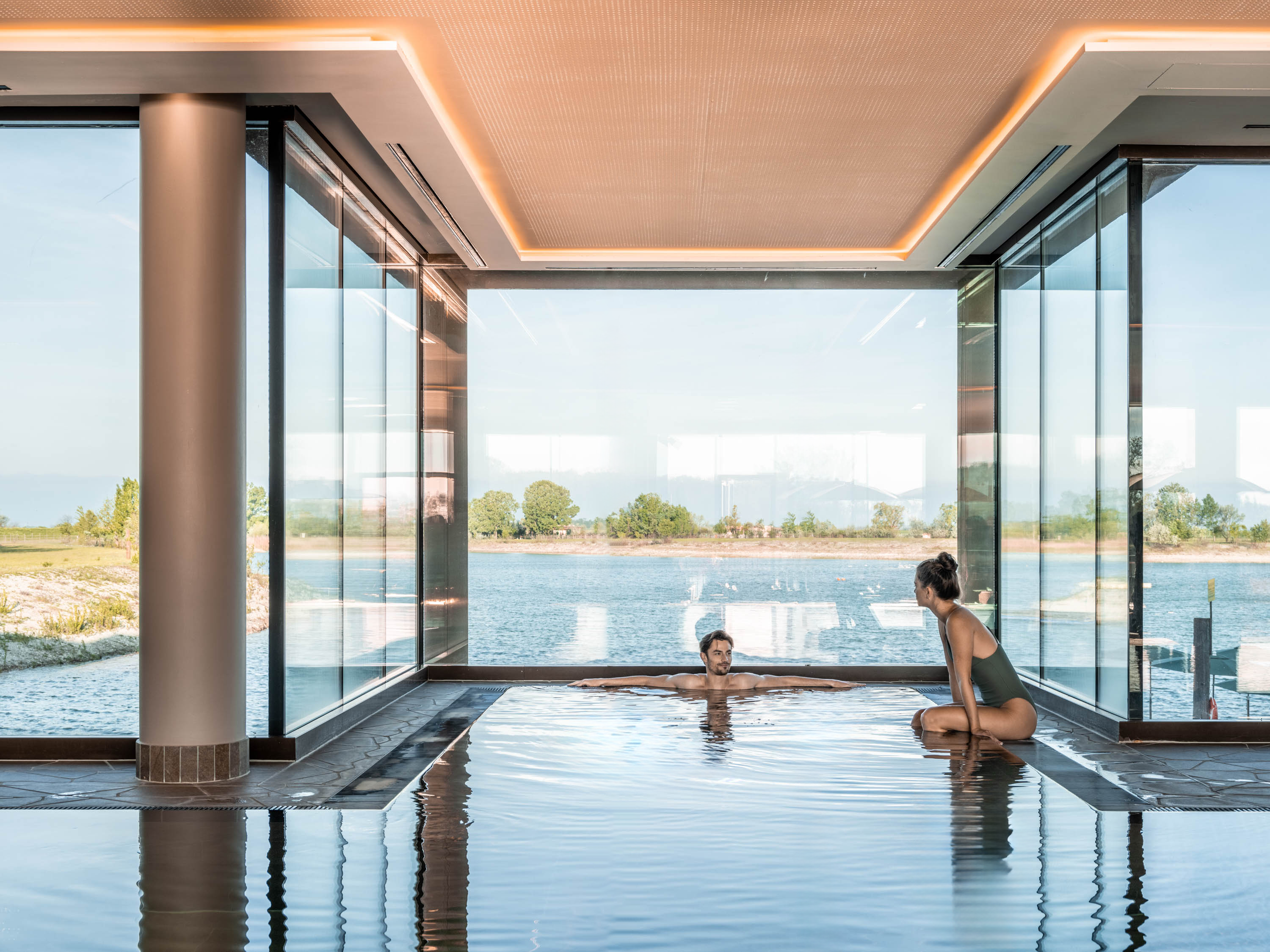 Pärchen entspannen im St. Martins Lodge See Spa Becken