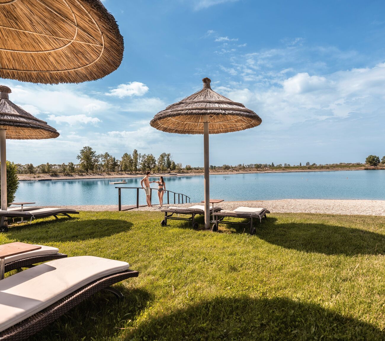 ein Pärchen steht am Steg der Summer Island der St. Martins Therme und Lodge