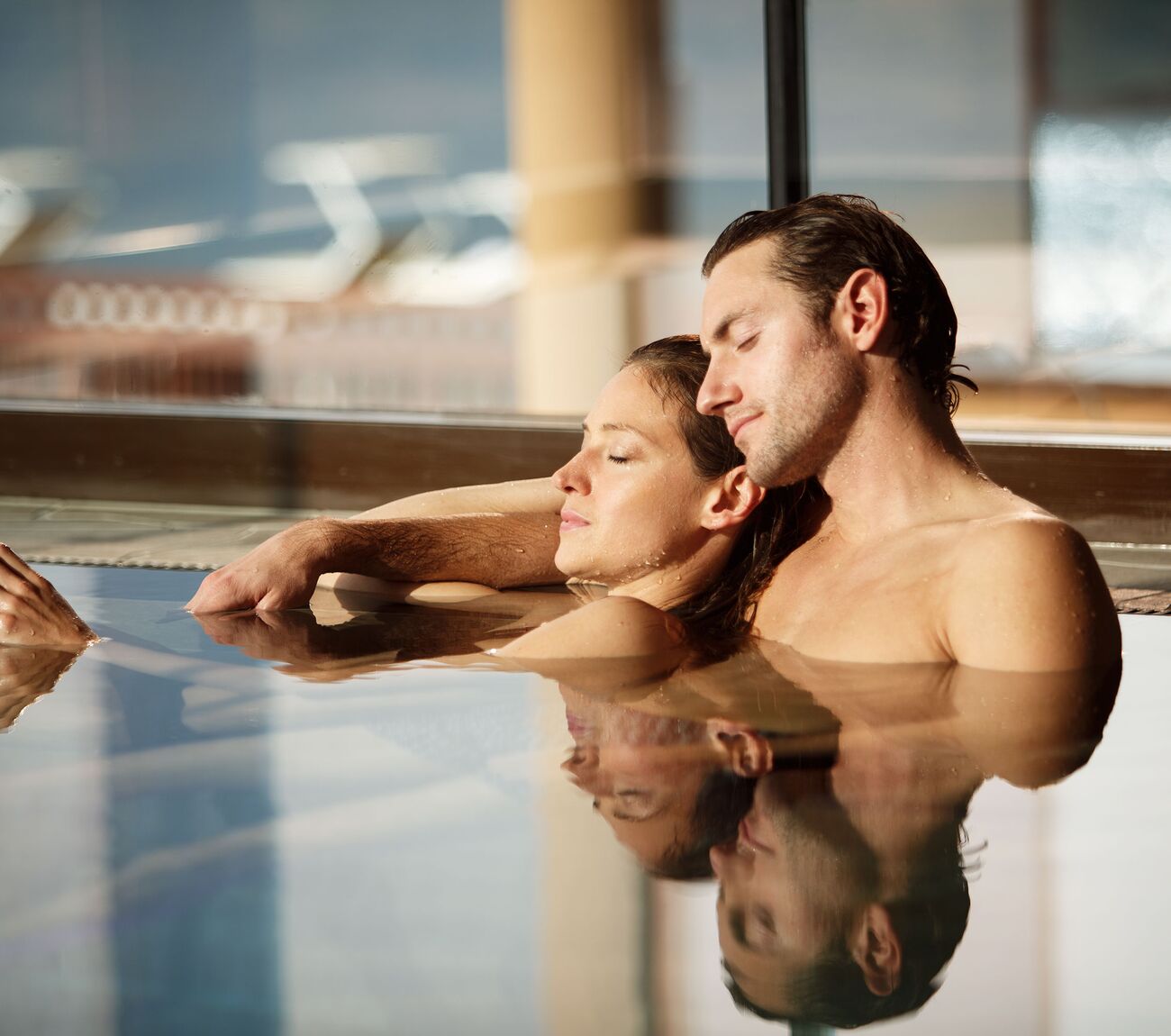 Pärchen entspannt im St. Martins Lodge See Spa Becken