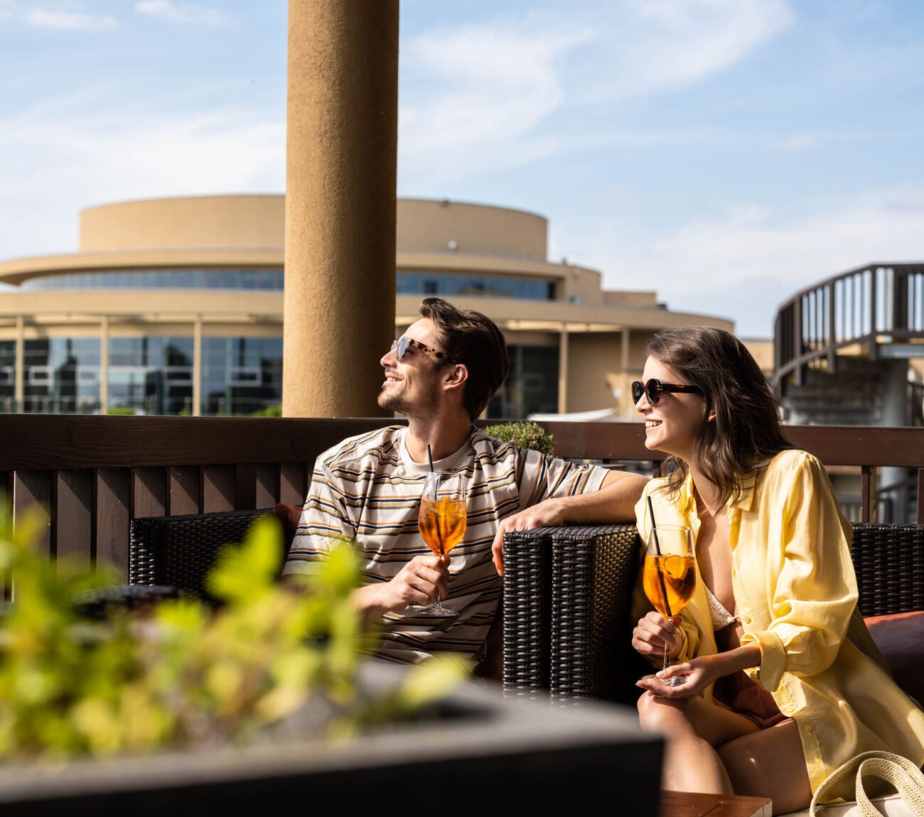 Pärchen sitzt auf der St. Martins Lounge See Spa Terrasse mit Cocktails in der Hand