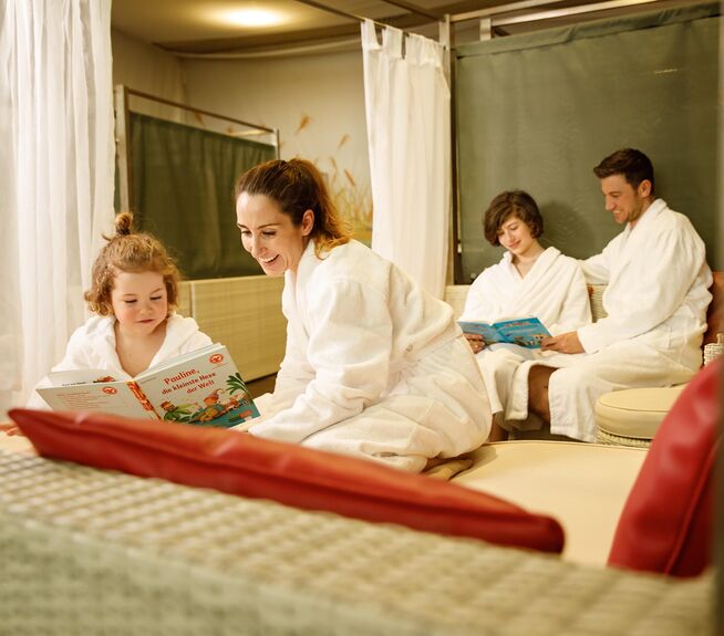 Familie entspannt auf Familieninsel der St. Martins Therme und Lodge