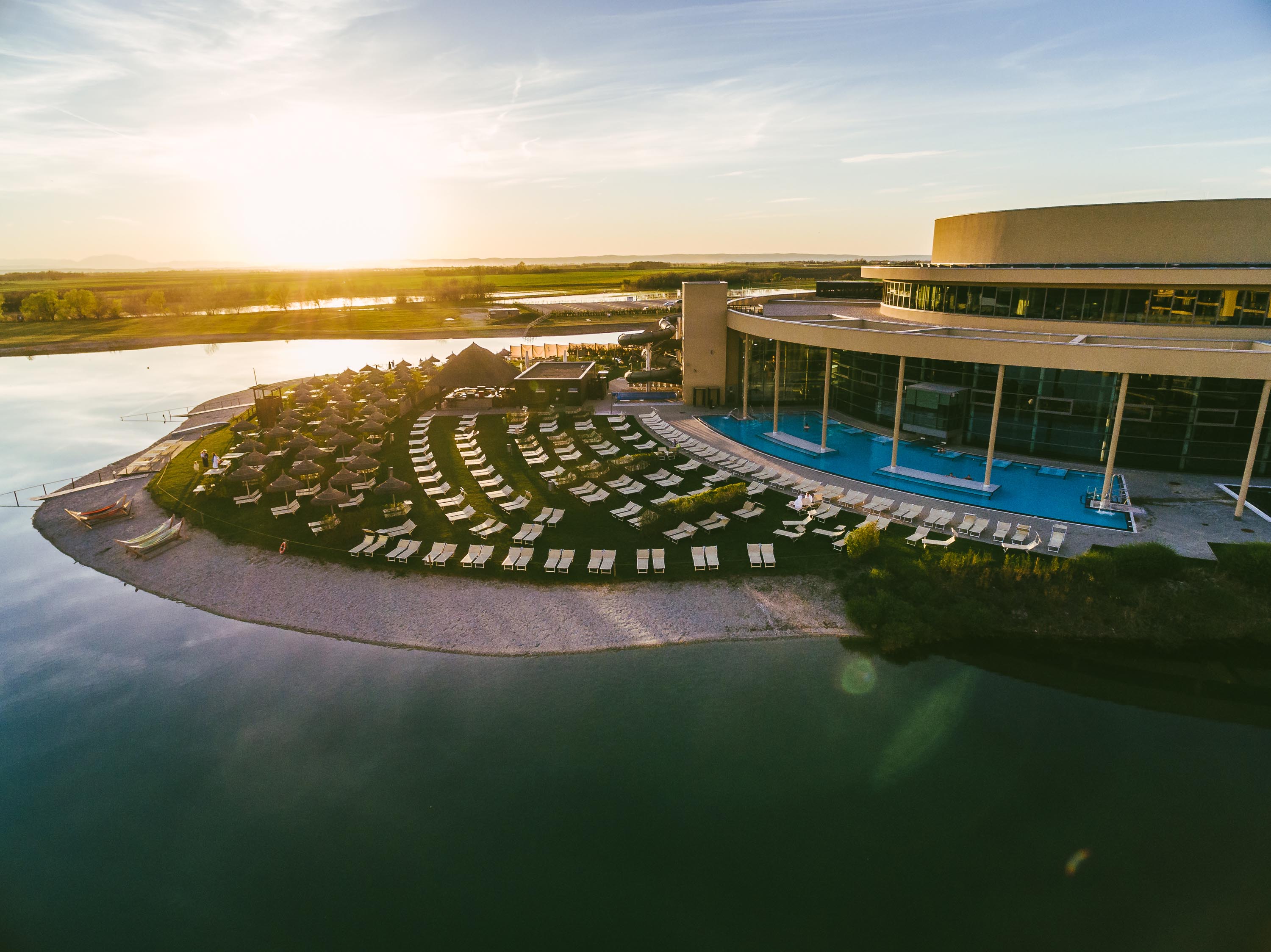 St. Martins Therme und Summer Island bei Sonnenaufgang Luftaufnahme